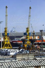 Image du Maroc Professionnelle de  Les grues du port de Casablanca s’activent au déchargement des importations de matériaux fer, bois en provenance des autres continents. 31 Décembre 2003. (Photo / Abdeljalil Bounhar)